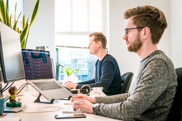 10 Astuces Essentielles pour Devenir un Conseiller Relation Client à Distance Incontournable